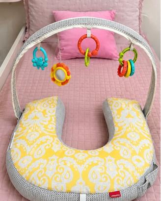 Cuscino allattamento Fisher-Price con arco giochi