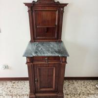 comodino con marmo e sedie