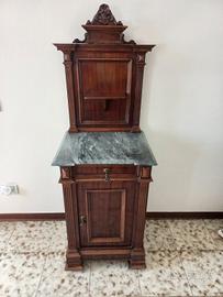 comodino con marmo e sedie