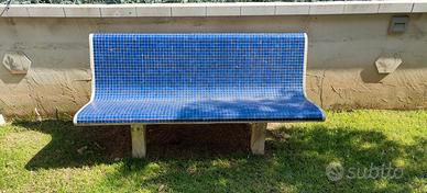 Panchine e sedie in cemento 