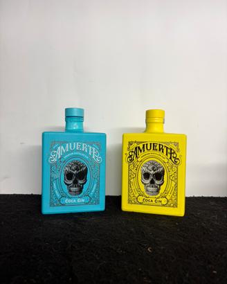 Lotto 2 Bottiglie vuote di Amuerte Coca Gin