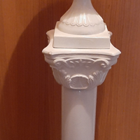 Colonna con vaso portafiori