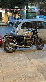 Triumph street twin