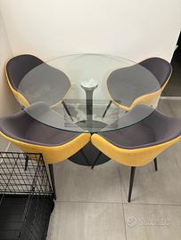 Tavolo in vetro con sedie