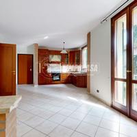 Trilocale seminuovo al primo piano con Garage