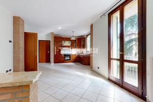 Trilocale seminuovo al primo piano con Garage