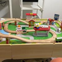 Set trenini in legno con tavolo reversibile