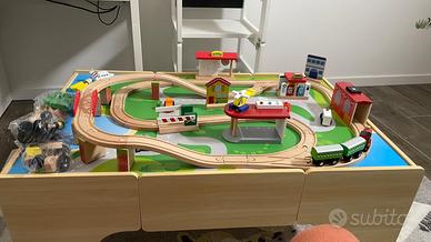 Set trenini in legno con tavolo reversibile