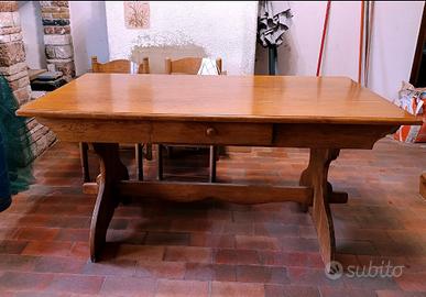 Tavolo in legno massiccio. 
