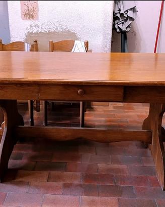 Tavolo in legno massiccio. 