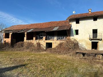 Ampio rustico con fienile e terreno