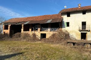 Ampio rustico con fienile e terreno