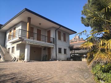 Villa unifamiliare giardino castello centrale