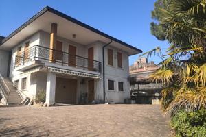 Villa unifamiliare giardino castello centrale