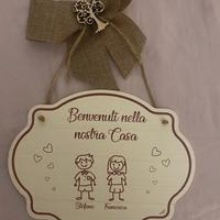 Targhetta in legno dietro porta