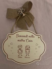 Targhetta in legno dietro porta