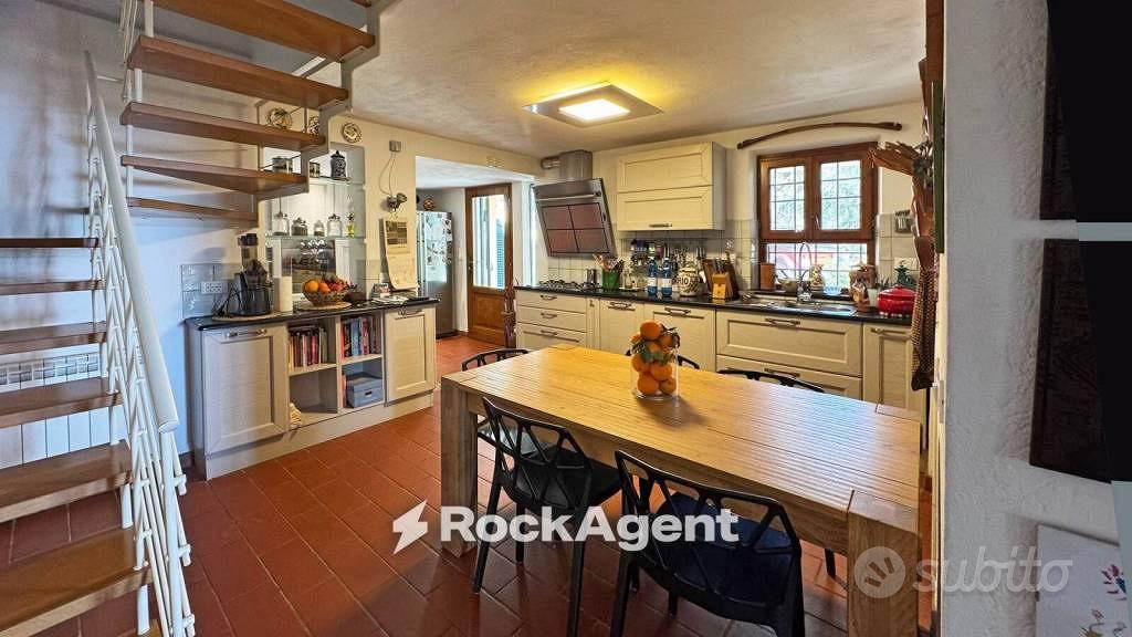 Rustico / Casale di 405 m² con più di 5 locali a M - Altro
