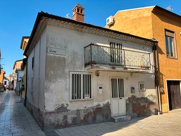Casa indipendente in centro ad Atella