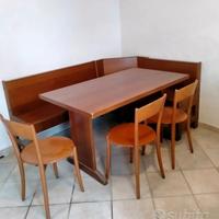 Cassapanca con tavolo e sedie 