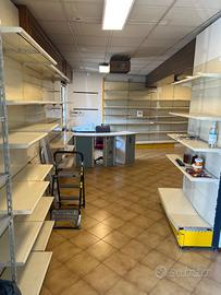 Arredamento per negozio scaffali pareti