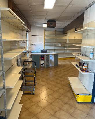 Arredamento per negozio scaffali pareti