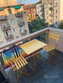 Tavolo e sedie per giardino/balcone gialli