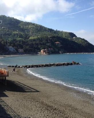 Levanto 50 metri da spiaggia di sabbia