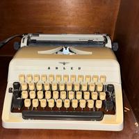 Macchina da scrivere ADLER