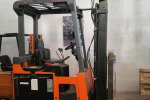 Carrello elevatore elettrico 1600 kg marca Carer.