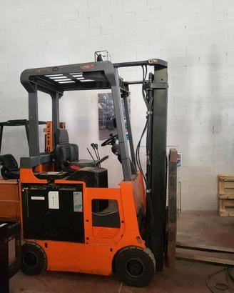 Carrello elevatore elettrico 1600 kg marca Carer.