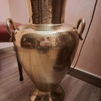 Anfora decorativa in ottone lucido. Alta cm 60