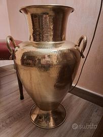 Anfora decorativa in ottone lucido. Alta cm 60