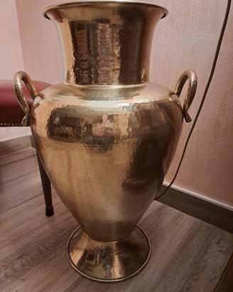 Anfora decorativa in ottone lucido. Alta cm 60