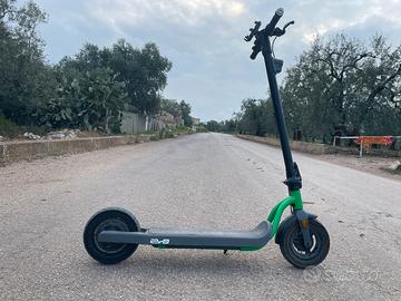 monopattino elettrico argento MOMO Design EVO9