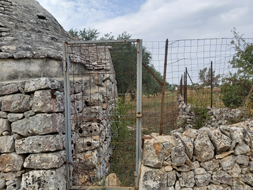 Trullo e terreno agricolo