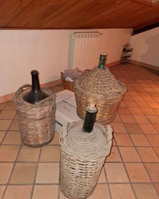 Tris di antichi bottiglioni da vino ed olio.