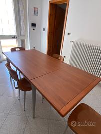 Tavolo  e 4 sedie in legno massello e metallo