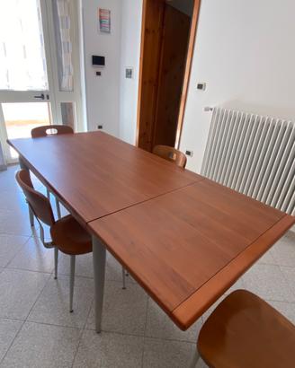 Tavolo  e 4 sedie in legno massello e metallo