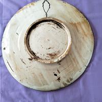 Antico piatto in ceramica decorato a mano.