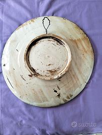Antico piatto in ceramica decorato a mano.