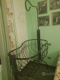 Una bella culla antica.