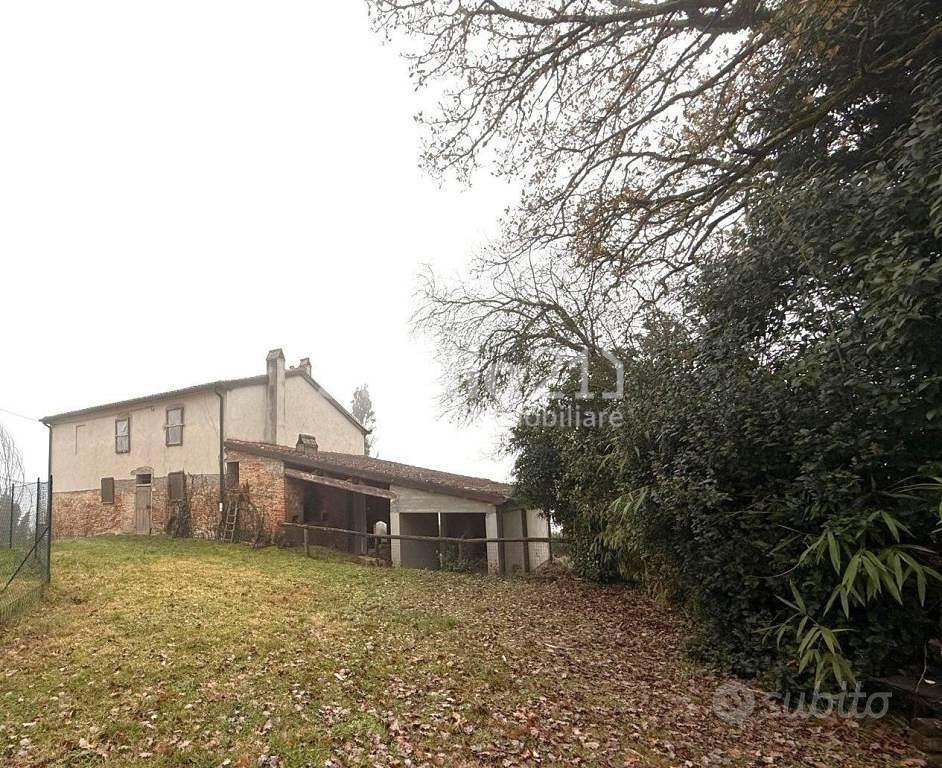 Rustico / Casale di 300 m² con più di 5 locali e p - Altro