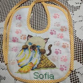 Corredini per bimbi ricamati a mano