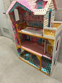 Casa delle bambole con arredamento completo