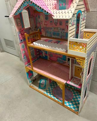 Casa delle bambole con arredamento completo
