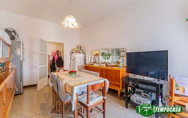 IN CONTESTO CON PORTINERIA, 3 LOCALI CON DUE BALCO