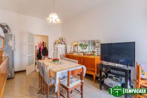 IN CONTESTO CON PORTINERIA, 3 LOCALI CON DUE BALCO