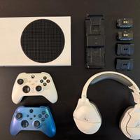 Xbox con 2 controller e cuffie da gioco