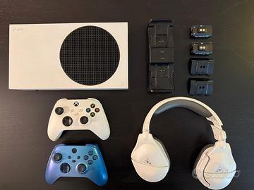 Xbox con 2 controller e cuffie da gioco