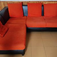 divano angolare pelle nera cuscini arancioni 